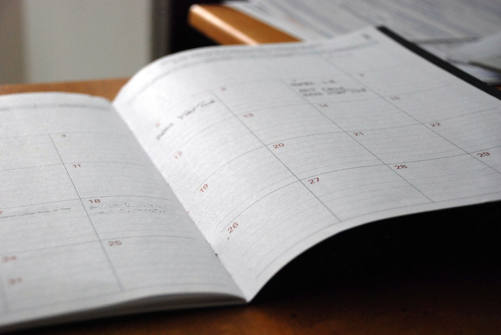 Agenda abierta sobre un escritorio de madera
