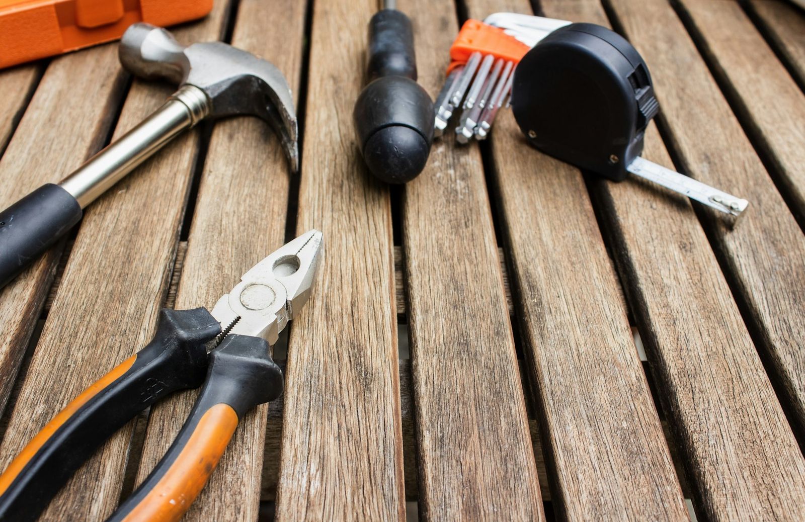 Herramientas sobre una mesa de madera