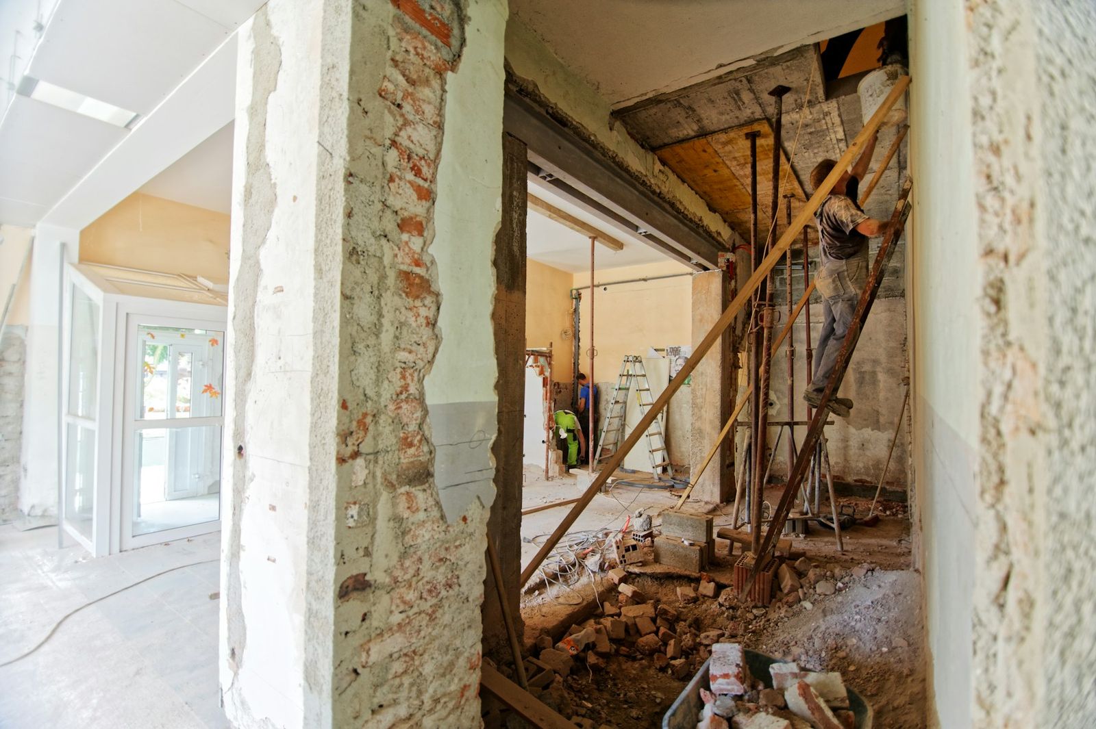 Casa antigua en remodelación con muros de piedra